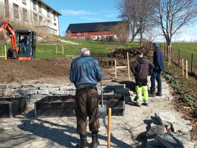 Dugnad grunnarbeid for veksthuset april 2024 Dugnad grunnarbeid for veksthuset april 2024